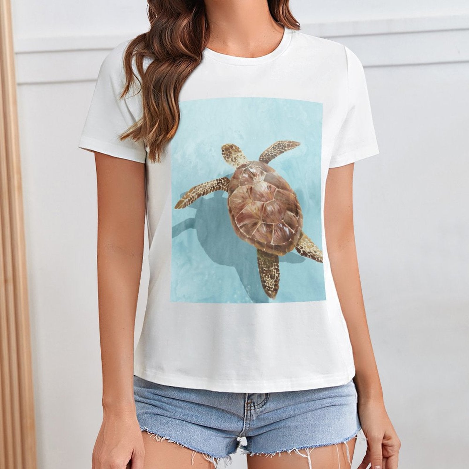 White crewneck t-shirt with sea turtle print, casual wear for women
